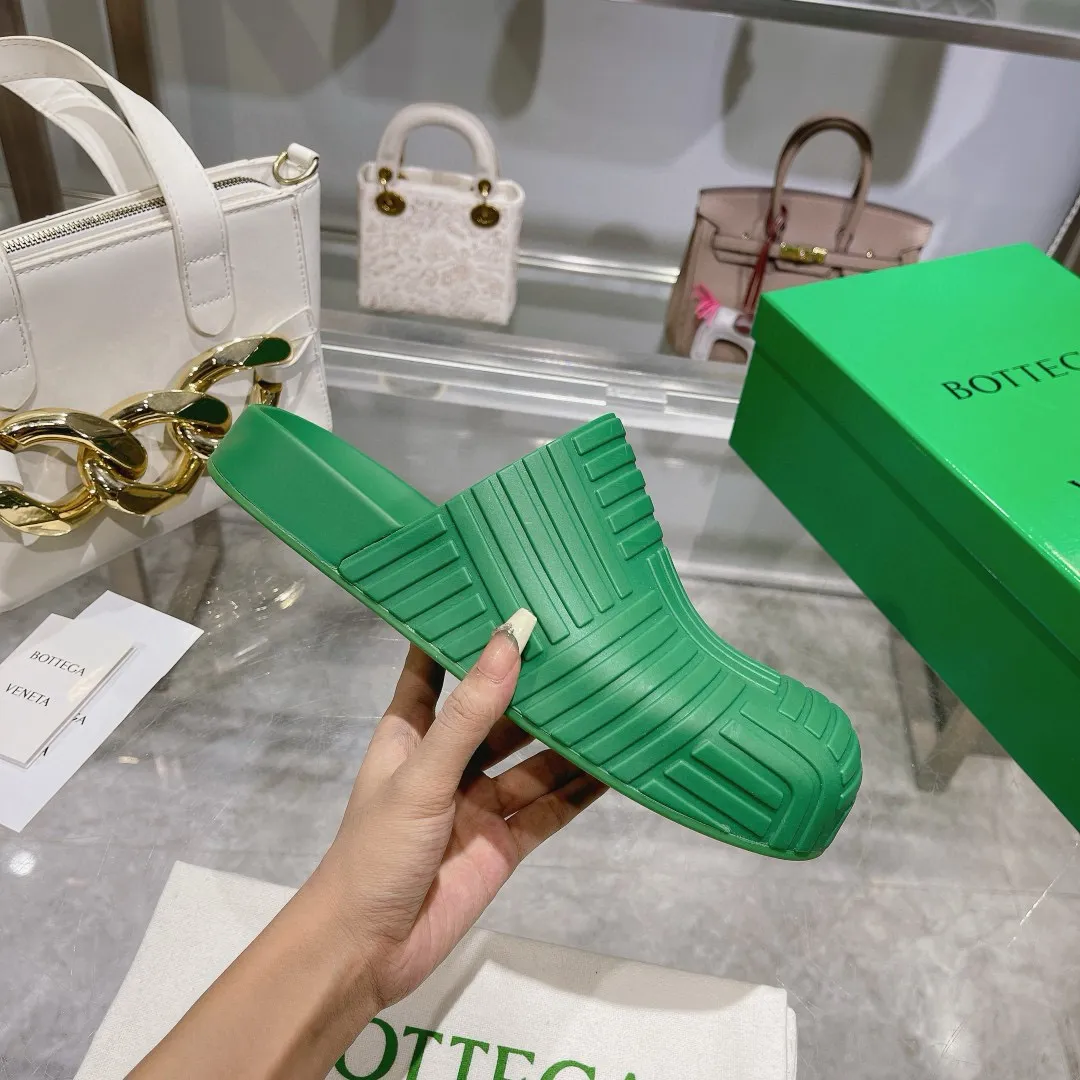 Factory price: 300💰🍀𝐁𝐨𝐭𝐭𝐞𝐠𝐚 𝐕𝐞𝐧𝐞𝐭𝐚 Bottega Veneta BV new men's woven surface ultra-light rubber garden shoes It looks good and is easy to wear. It is perfect with straight wide-leg pants, okay? It can also be worn in the summer, and it has characteristics for daily use, which is very BV~ The thickened toe box is slightly tilted like a derby, which is easy to match. The inner forefoot has texture that matches the sole of the foot. It is not made of rain boots with fleshy materials, which is more comfortable. M𝐁𝐨𝐭𝐭𝐞𝐠𝐚 𝐕𝐞𝐧𝐞𝐭𝐚 Bottega Veneta's new men's woven top ultra-light rubber garden shoes are good-looking and easy to wear. They are perfect with straight wide-leg pants, okay? 🐸It can also be worn in summer, and it has characteristics for daily life, which is very BV~ The thickened toe cap is slightly tilted like a derby, which is a good match. The inner forefoot has a pattern that matches the sole of the foot. It is not made of rain boots made of fleshy material, which is more comfortable. SIZE: 35-46 (45 and 46 are custom-made and cannot be returned or exchanged)